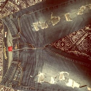 Size 7 Ripped Jeans. Great condition.